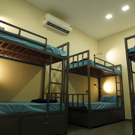The Colaba Pod Hostel Mumbai Exterior photo